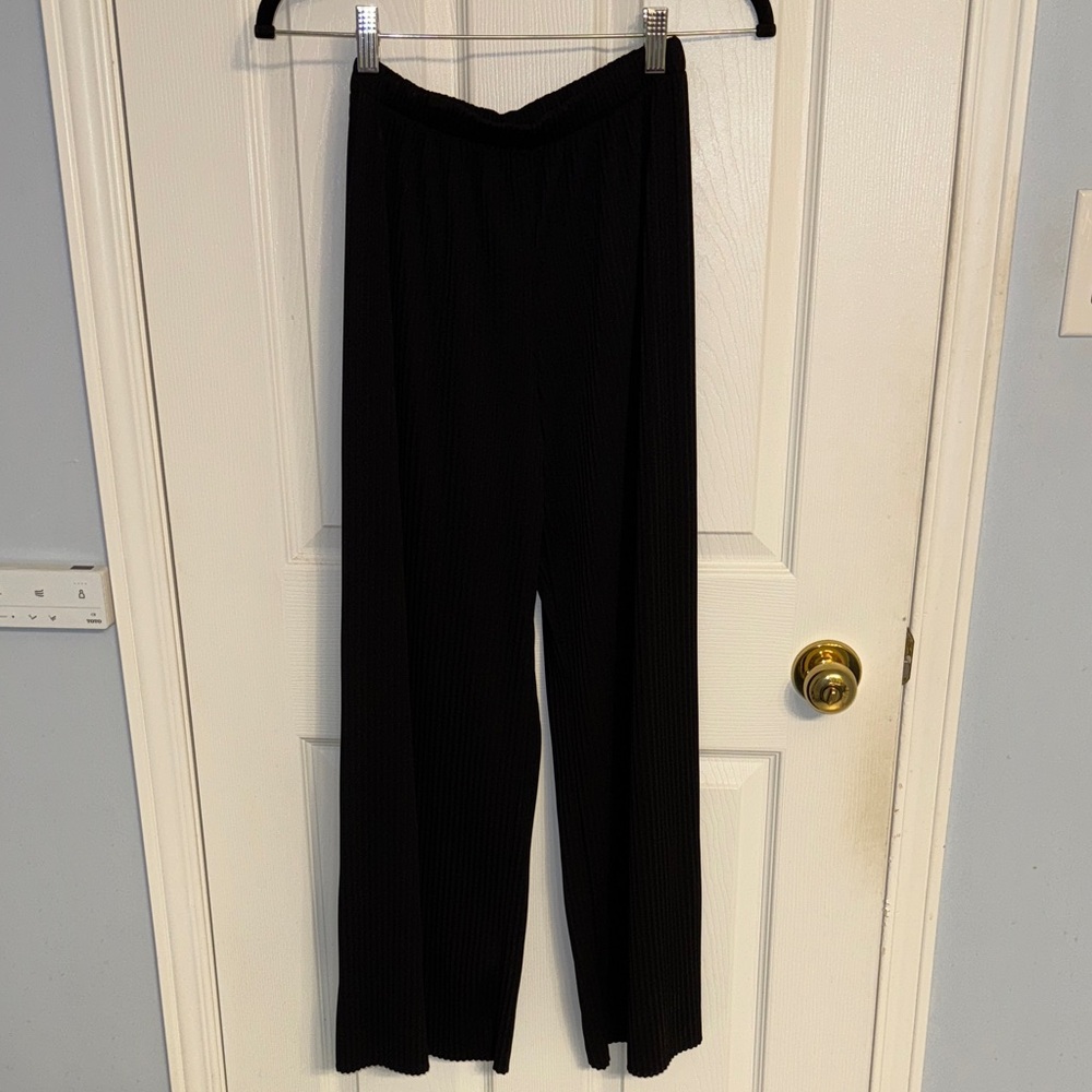 Uniqlo flowy pleated pants